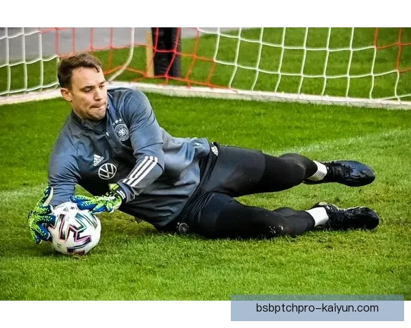 曼努埃尔·诺伊尔本赛季状态回暖，表现稳健备受期待